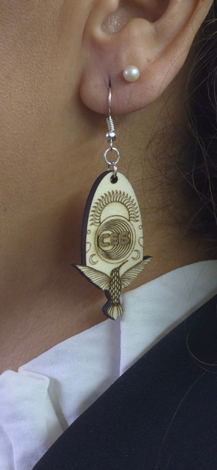 Arete de madera grabado con el logotipo de CES